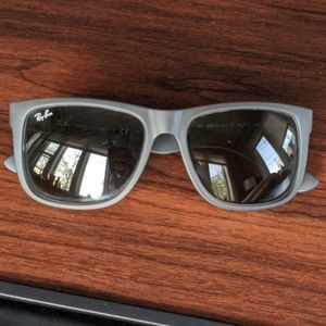 Gray Ray-Ban wayfarer